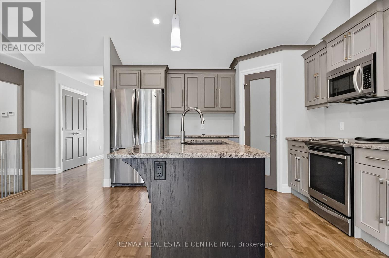 520 Molinari Street, Sarnia, Ontario  N7W 1C5 - Photo 7 - X12396026