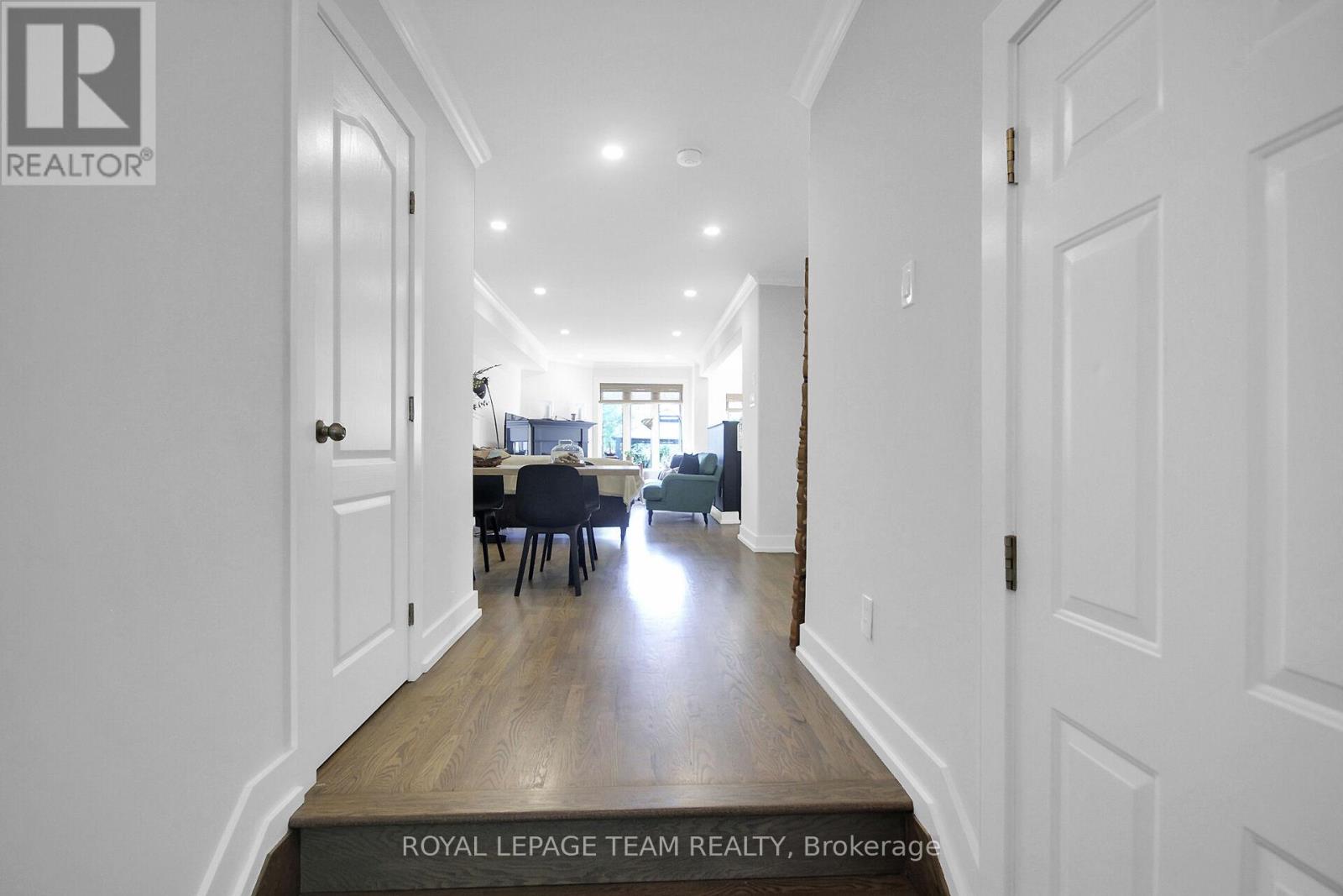 112 Talltree Crescent, Ottawa, Ontario  K2S 0A9 - Photo 2 - X12396055