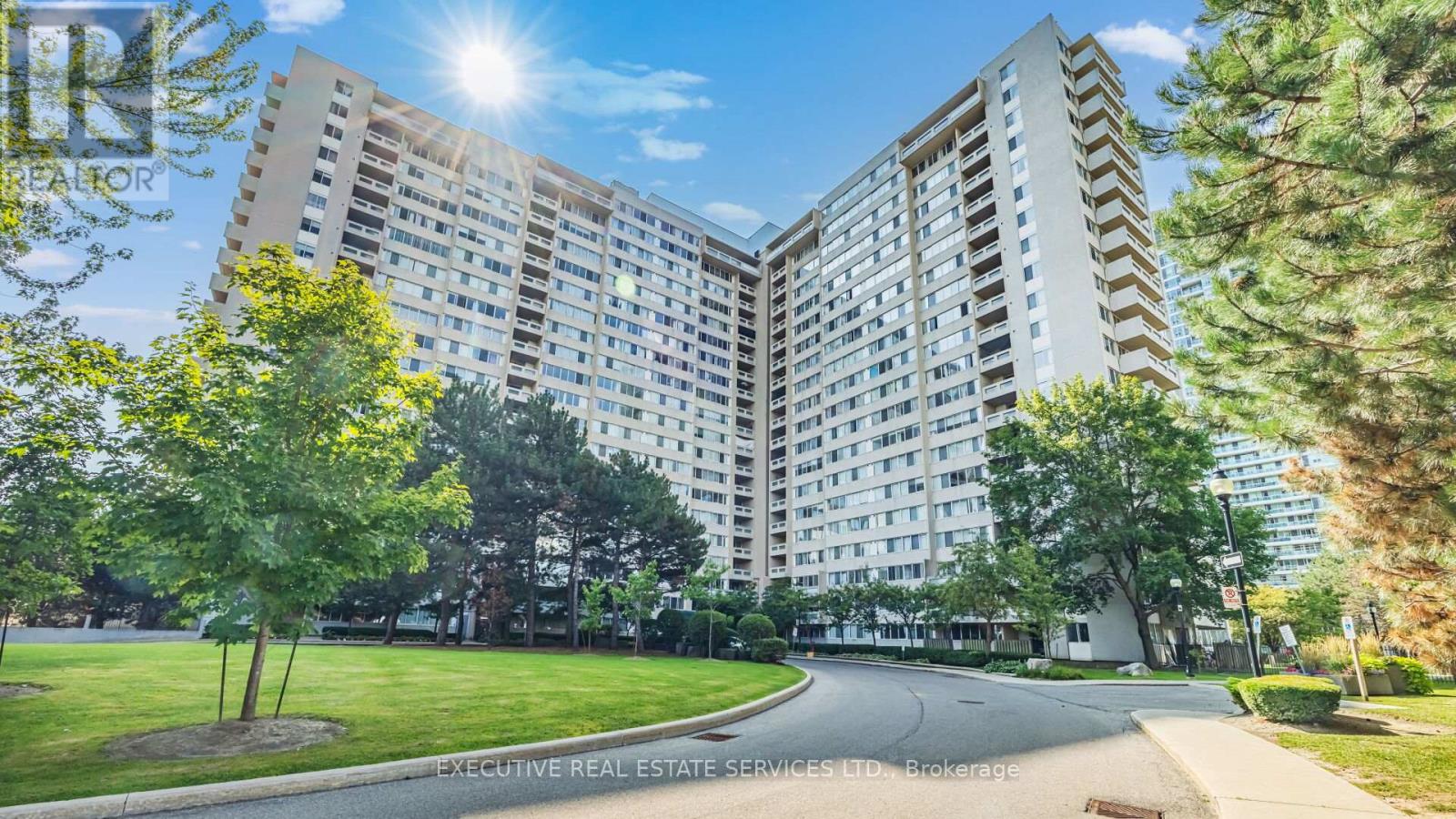 2002 - 3590 Kaneff Crescent, Mississauga, Ontario  L5A 3X3 - Photo 2 - W12396074