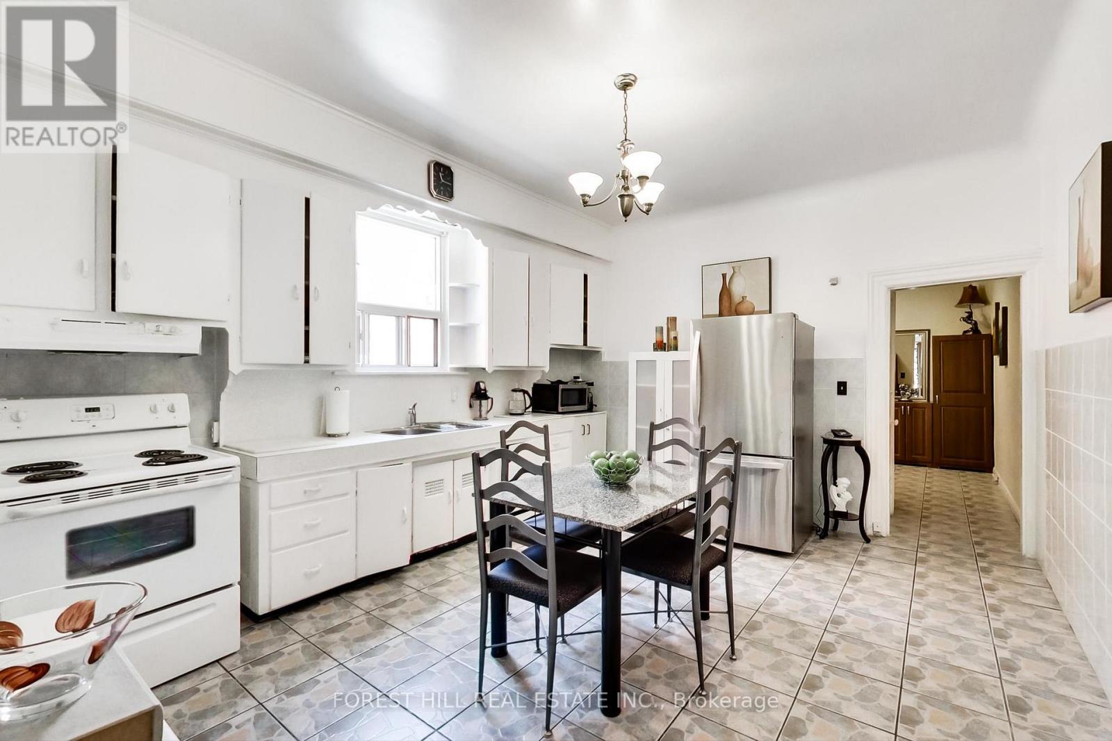 23 Lansdowne Avenue, Toronto, Ontario  M6K 2V7 - Photo 9 - W12396079
