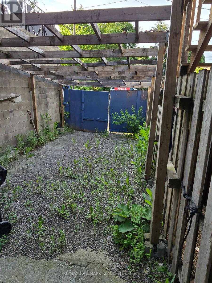 Main - 1752 St Clair Avenue W, Toronto, Ontario  M6N 1J3 - Photo 9 - W12396111