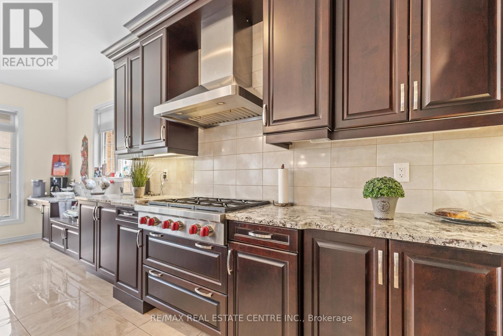 1 Astrantia Way, Brampton, Ontario  L6X 1P3 - Photo 13 - W12396112