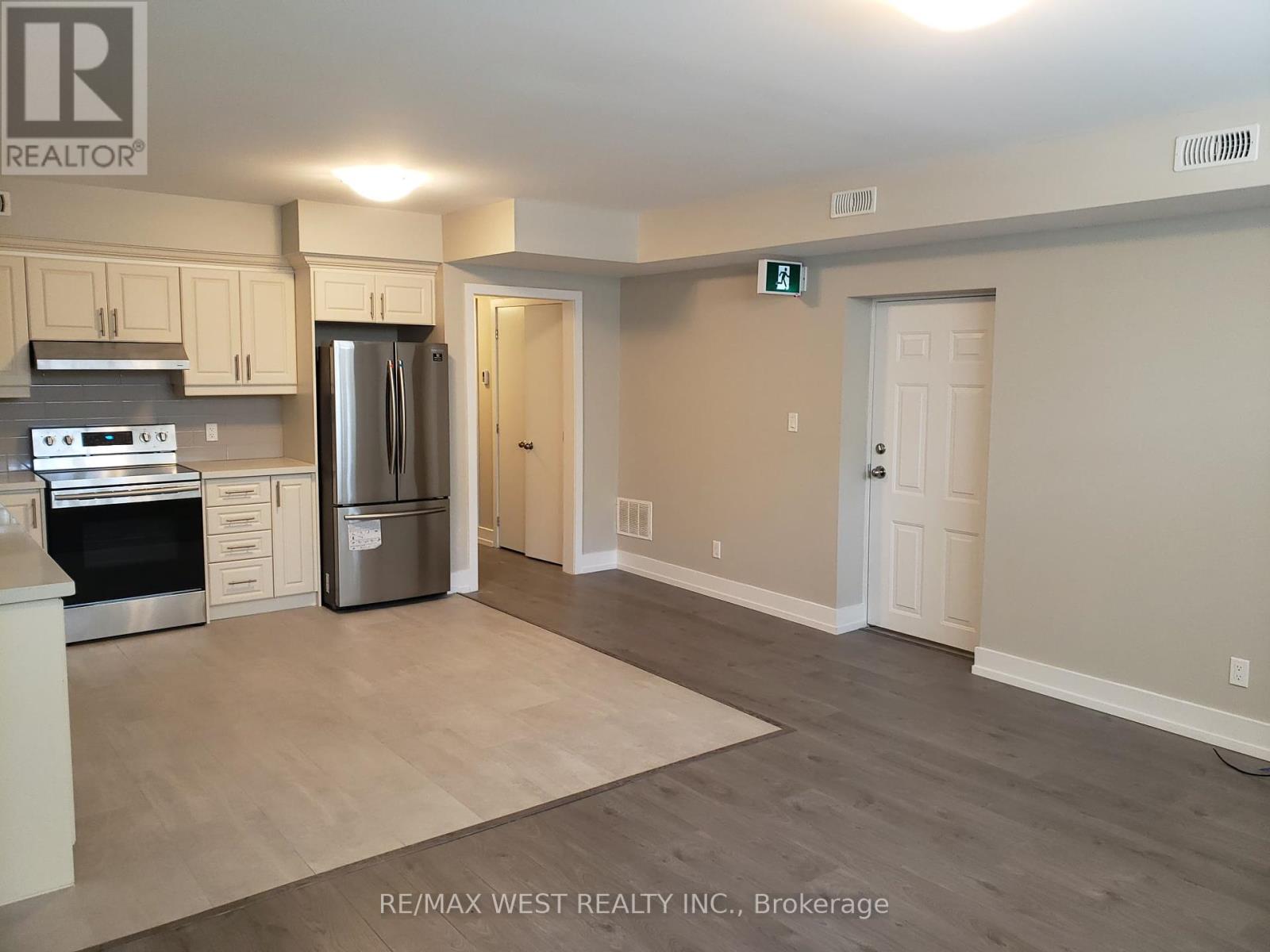 Apartment - 112 Algoma Street, Toronto, Ontario  M8Y 1C6 - Photo 5 - W12396126