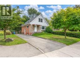 8 BEAUCOURT Place, Hamilton, Ontario