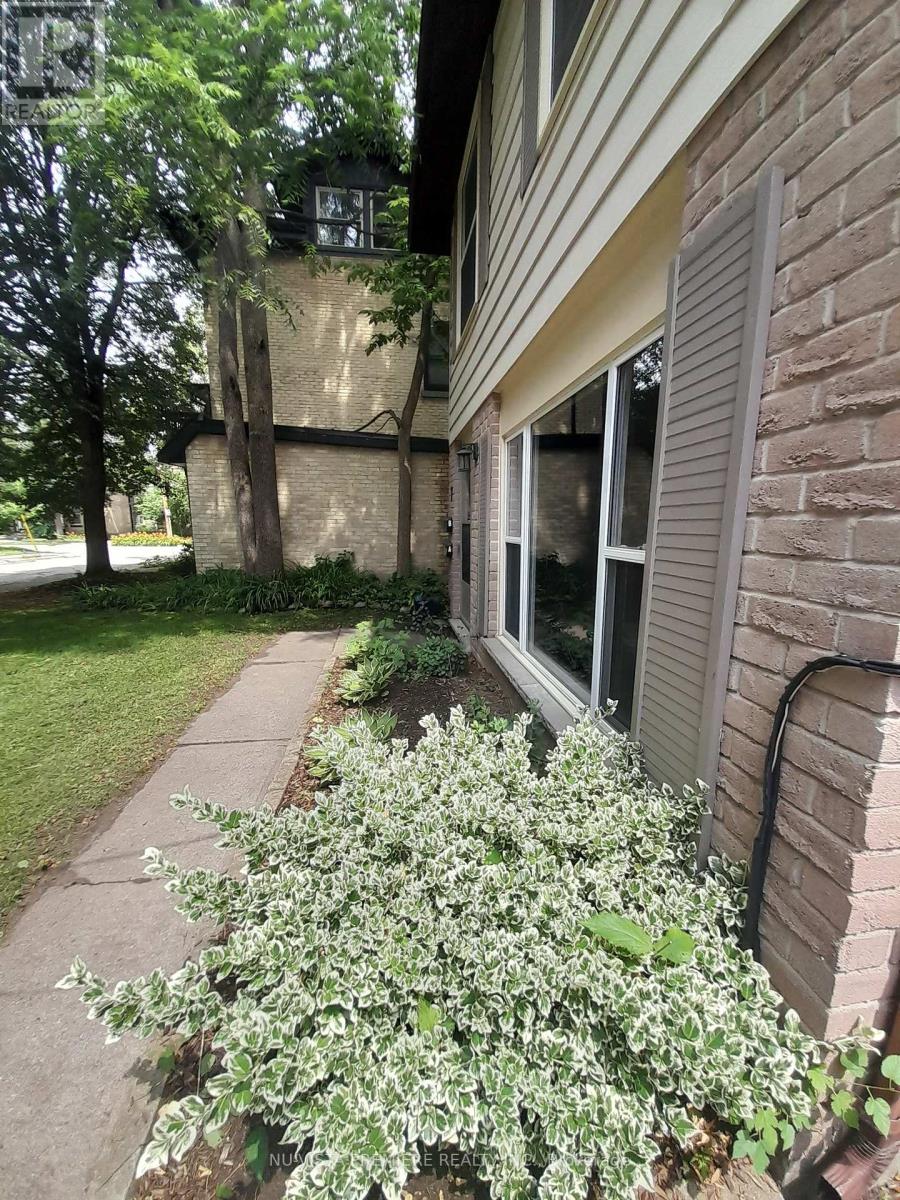 7 Horn Street, London South, Ontario  N6C 3K3 - Photo 2 - X12396137