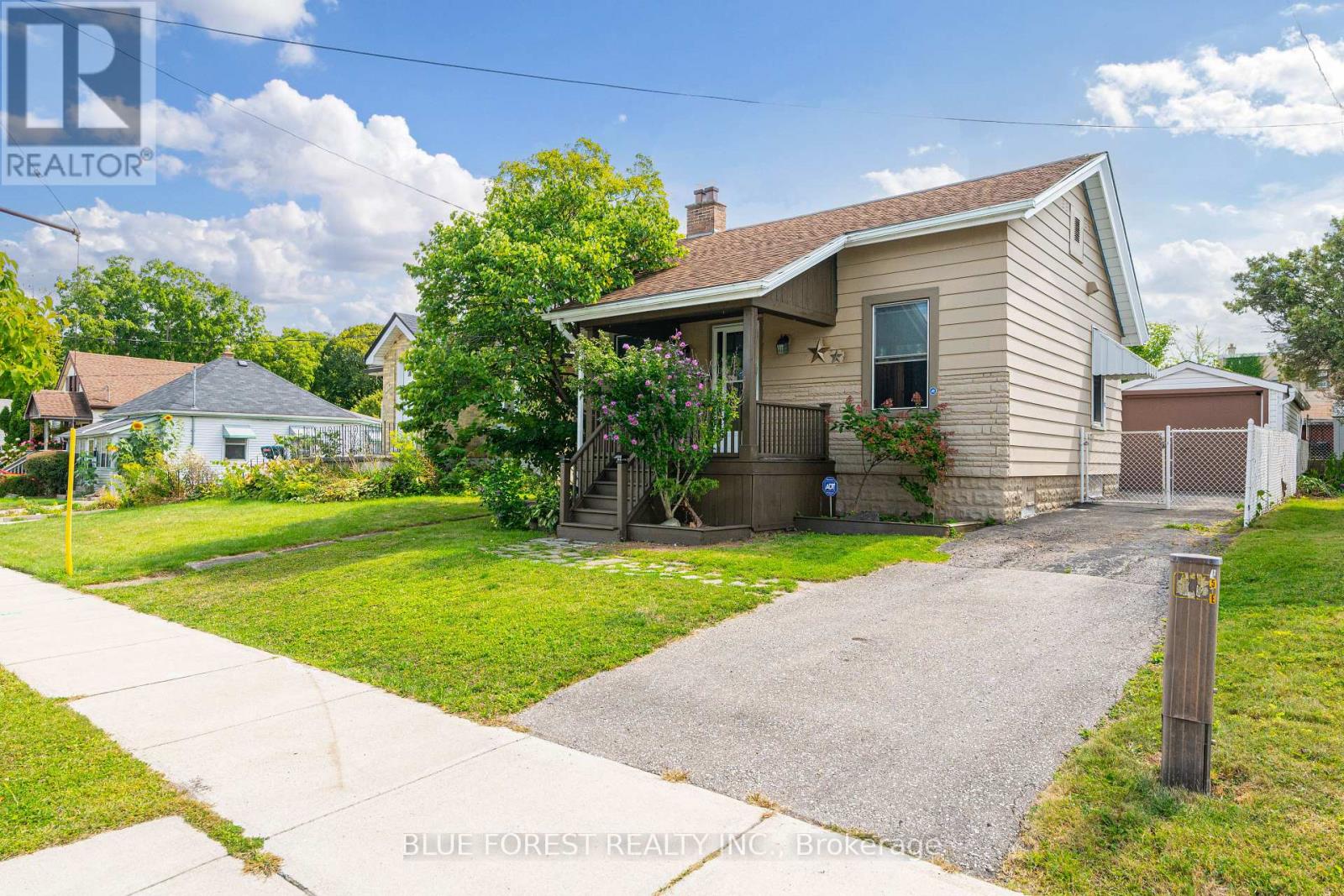 17 Emery Street E, London South (South G), Ontario  N6C 2C7 - Photo 2 - X12396183