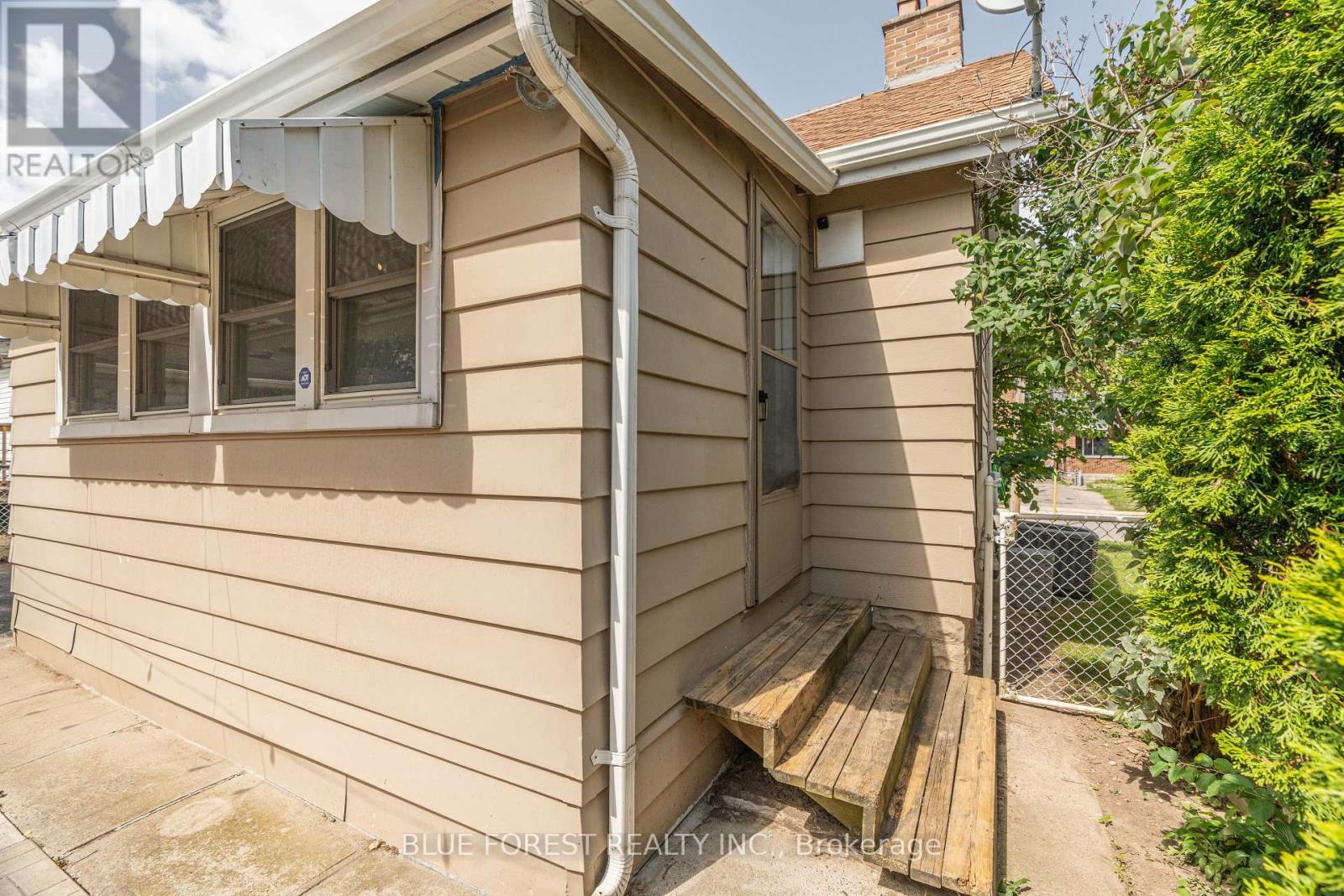 17 Emery Street E, London South (South G), Ontario  N6C 2C7 - Photo 24 - X12396183