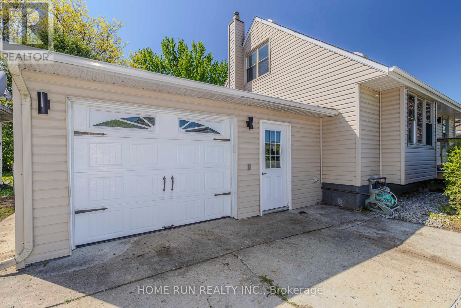 92 Meadowlands Drive W, Ottawa, Ontario  K2G 2R8 - Photo 3 - X12396202