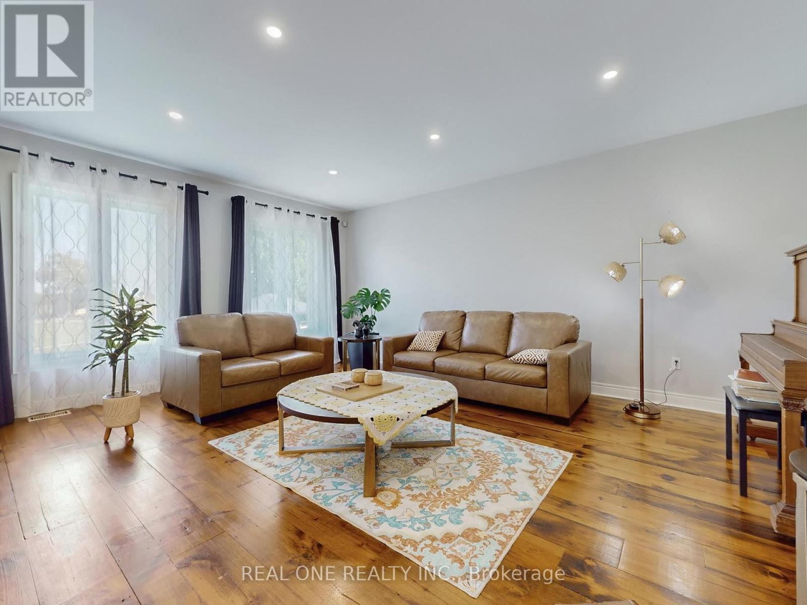 26 Matthews Court, St. Catharines, Ontario  L2S 4C4 - Photo 4 - X12396151