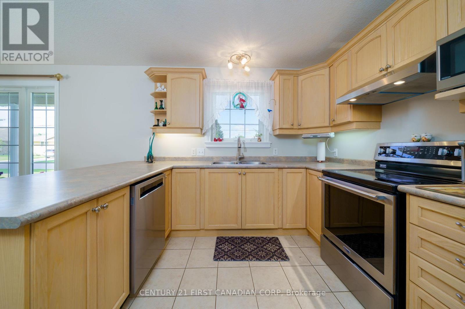 300 Station St Street, North Middlesex, Ontario  N0M 2K0 - Photo 11 - X12396245