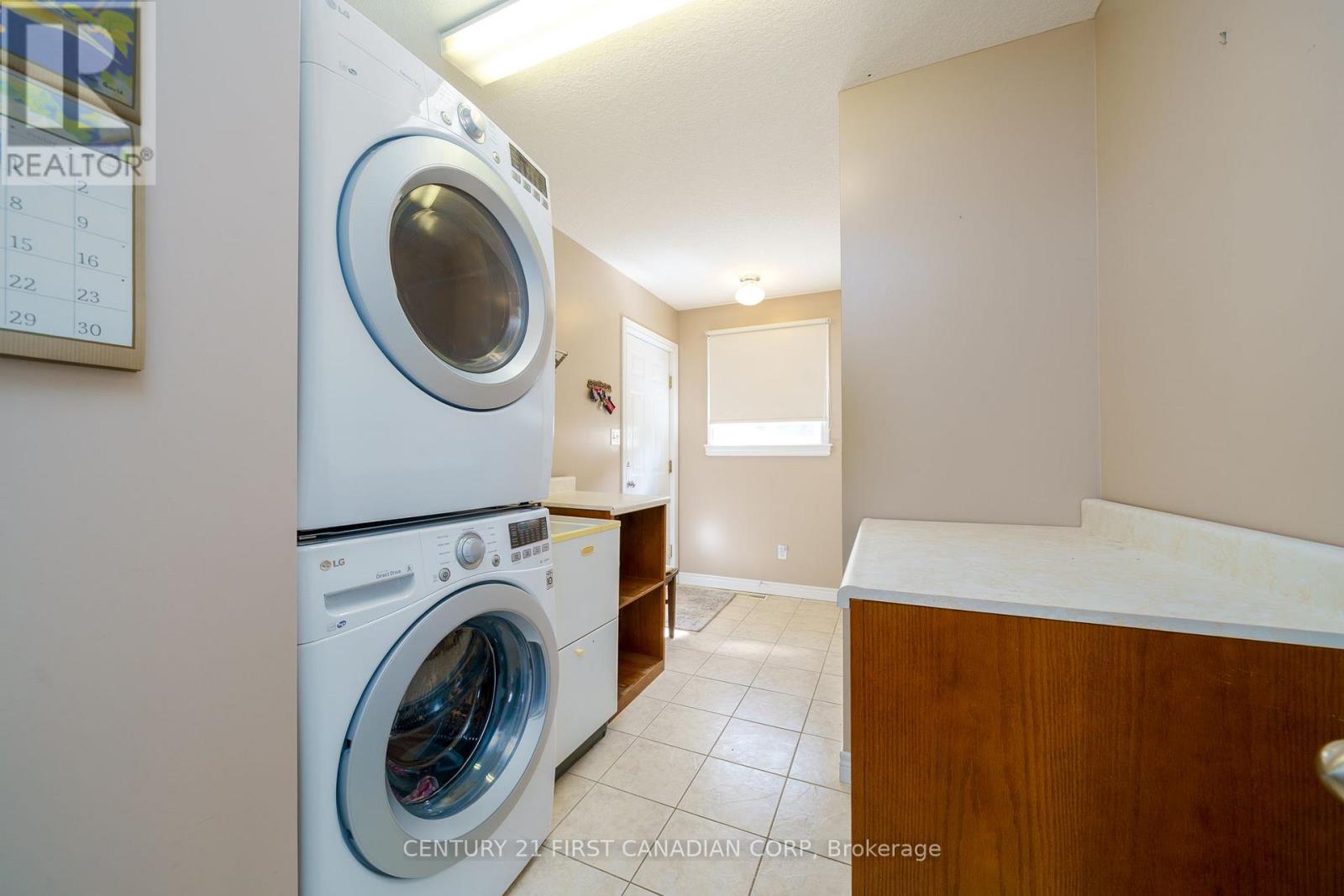 300 Station St Street, North Middlesex, Ontario  N0M 2K0 - Photo 12 - X12396245