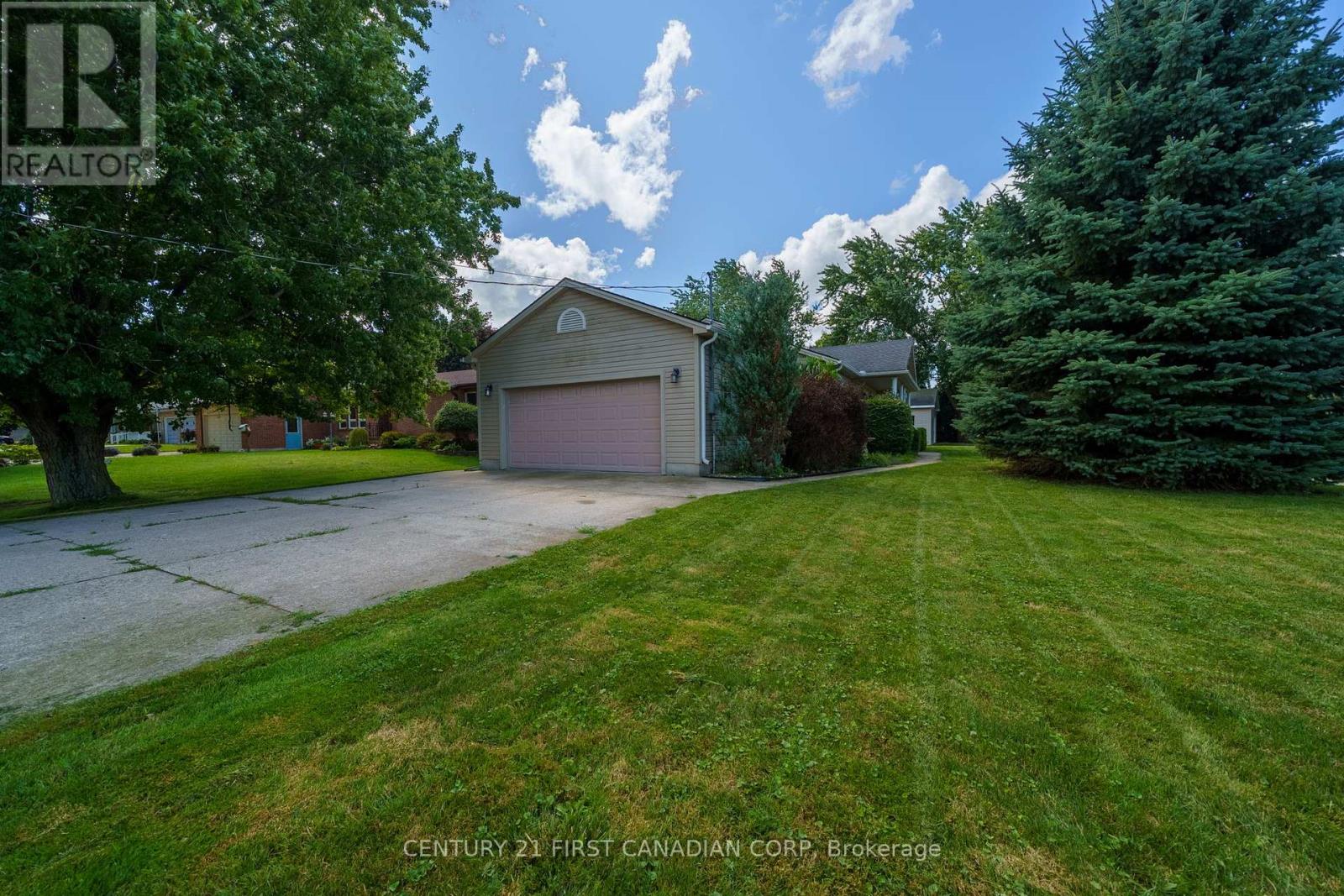 300 Station St Street, North Middlesex, Ontario  N0M 2K0 - Photo 3 - X12396245