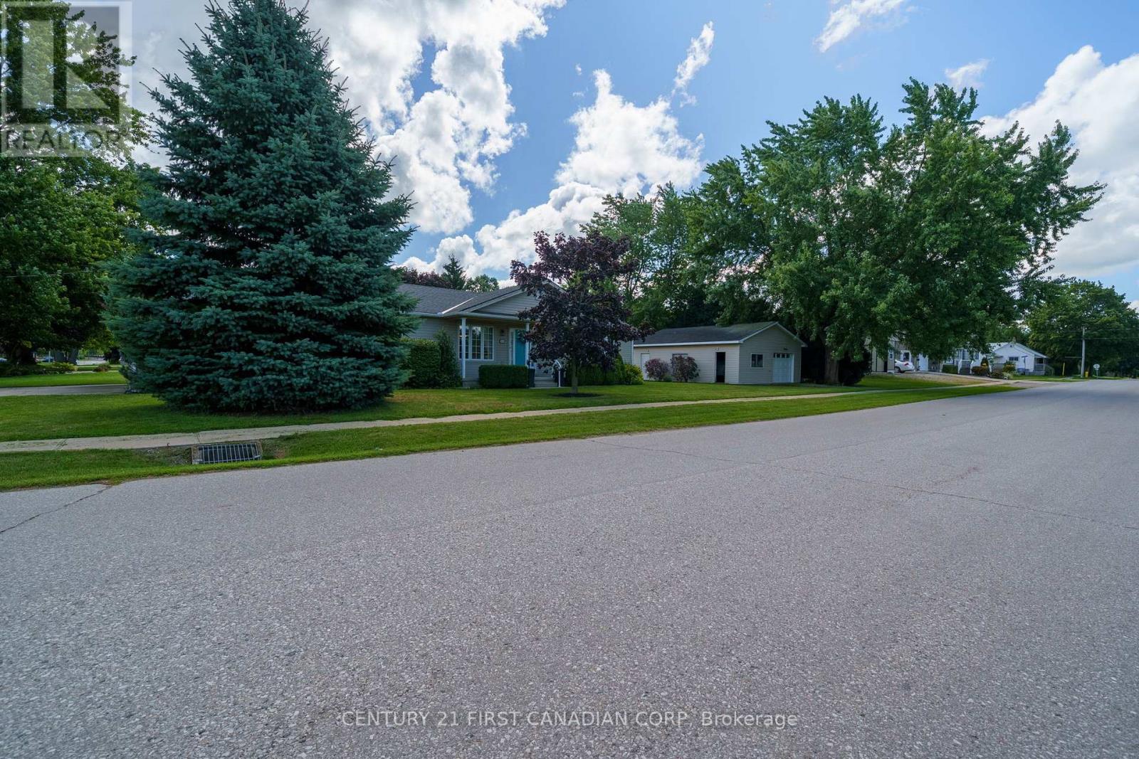 300 Station St Street, North Middlesex, Ontario  N0M 2K0 - Photo 4 - X12396245