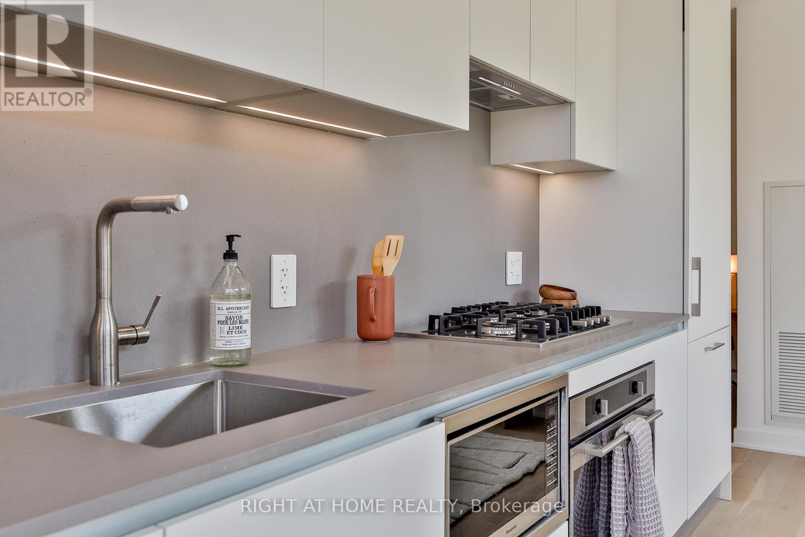 208 - 2720 Dundas Street W, Toronto, Ontario  M6P 0C3 - Photo 6 - W12396198