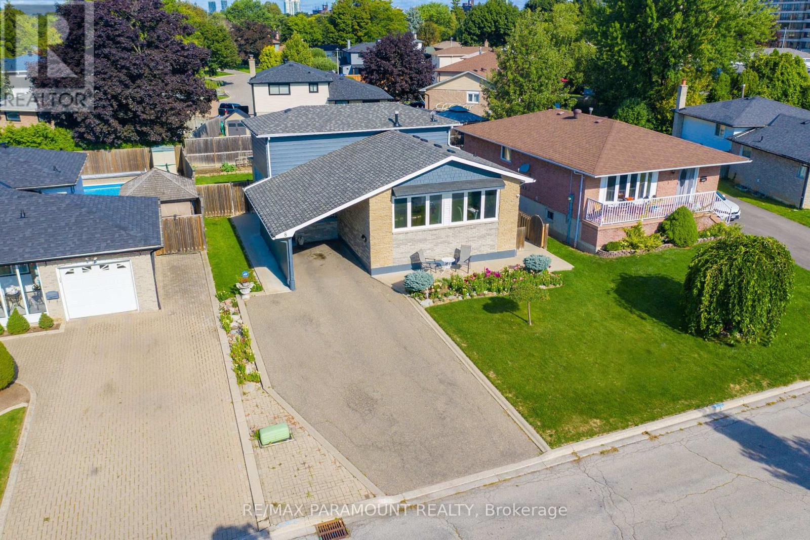 8 Edwin Drive, Brampton, Ontario  L6Y 1A1 - Photo 2 - W12396209