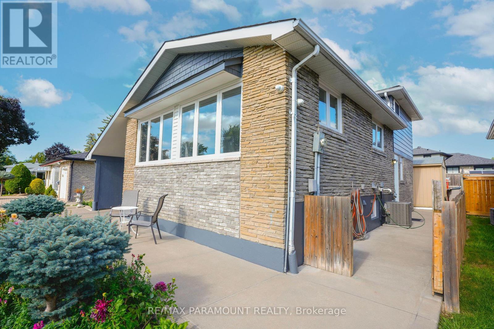 8 Edwin Drive, Brampton, Ontario  L6Y 1A1 - Photo 3 - W12396209