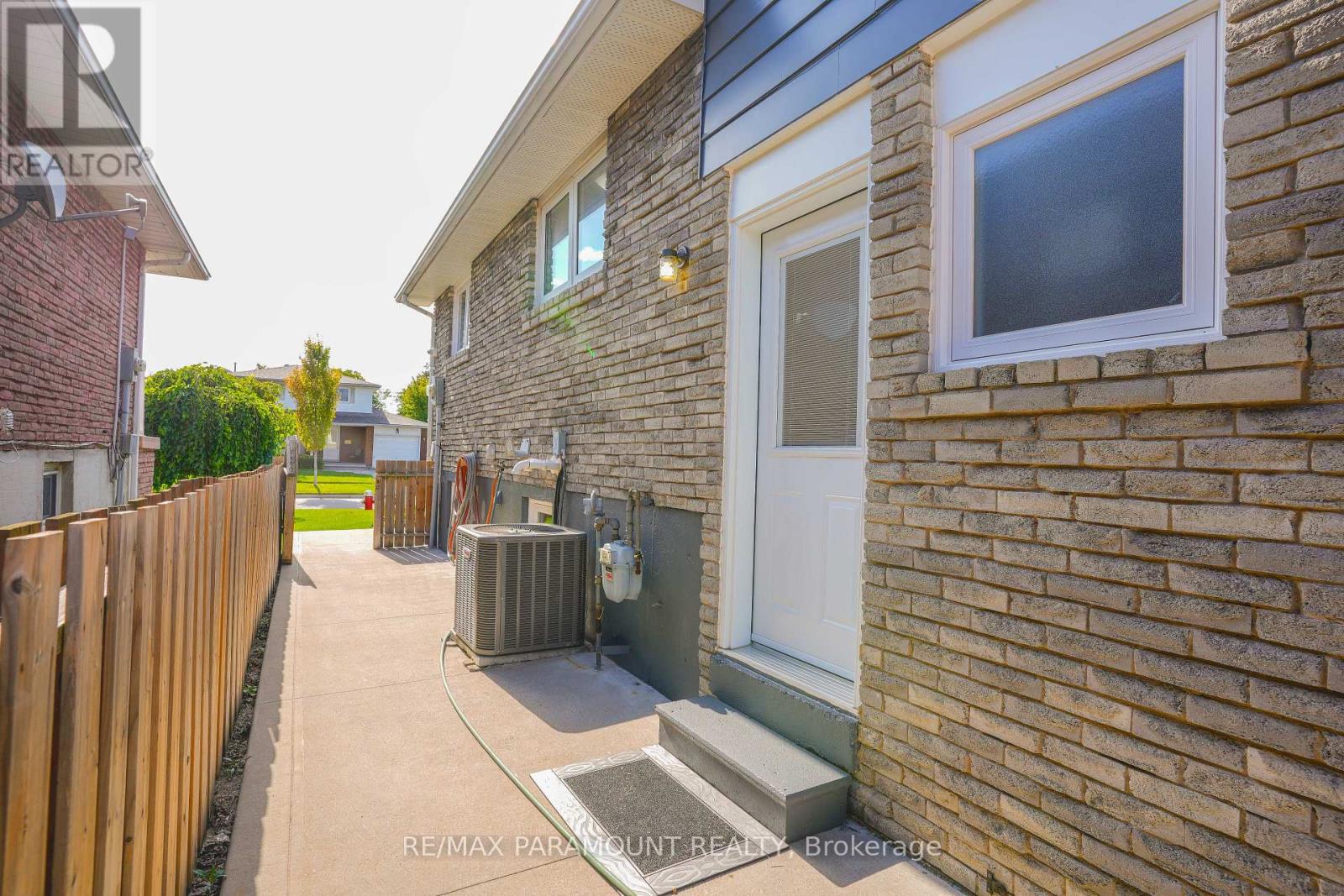 8 Edwin Drive, Brampton, Ontario  L6Y 1A1 - Photo 38 - W12396209