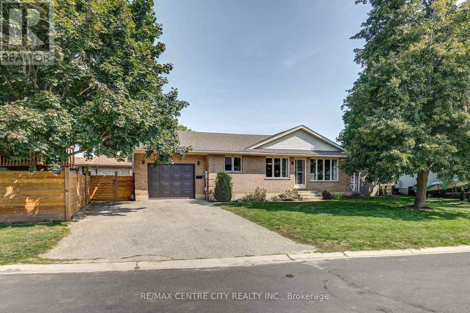 25 Hawthorne Crescent, Aylmer, Ontario  N5H 3C2 - Photo 1 - X12396257