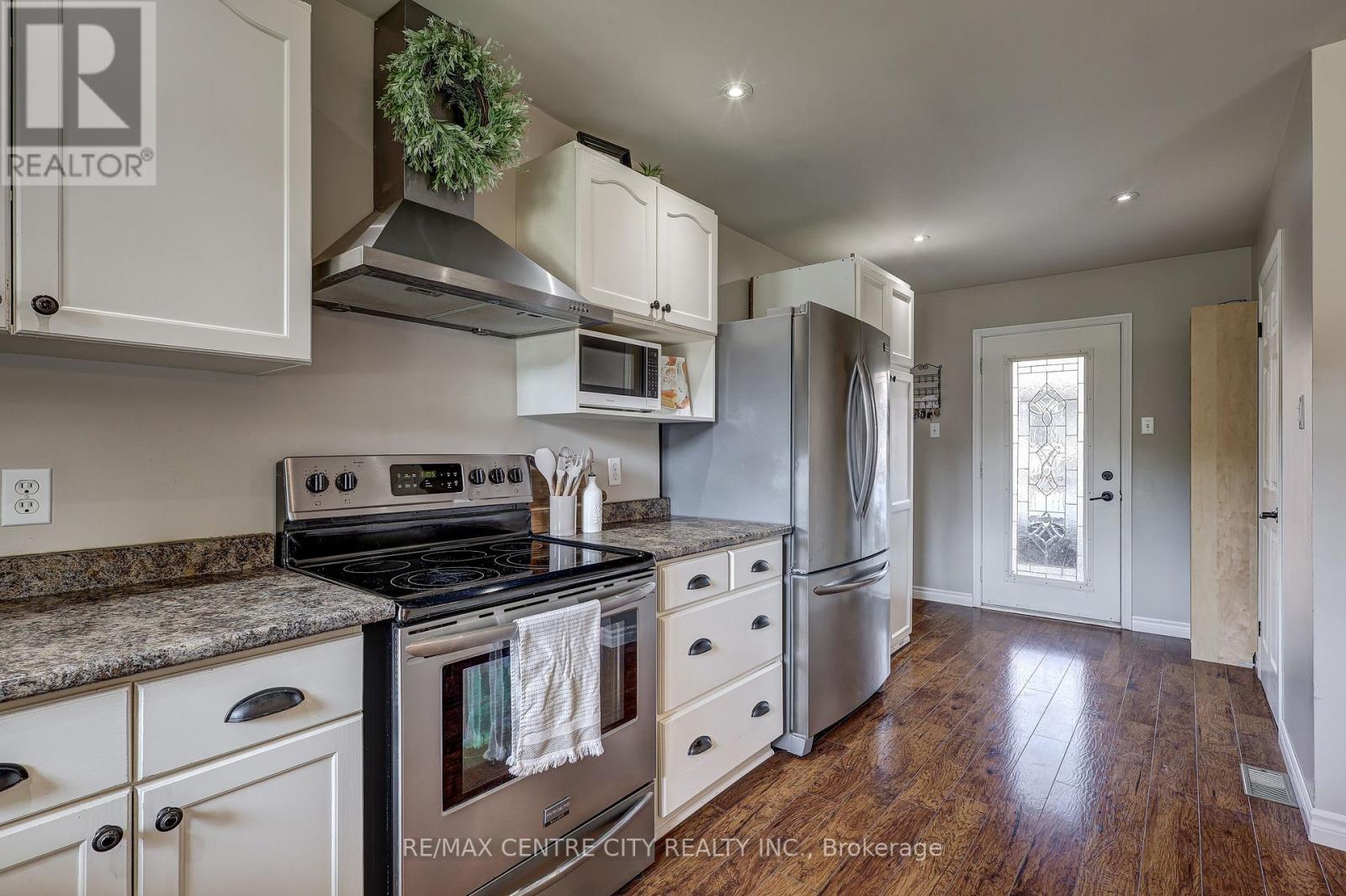 25 Hawthorne Crescent, Aylmer, Ontario  N5H 3C2 - Photo 12 - X12396257