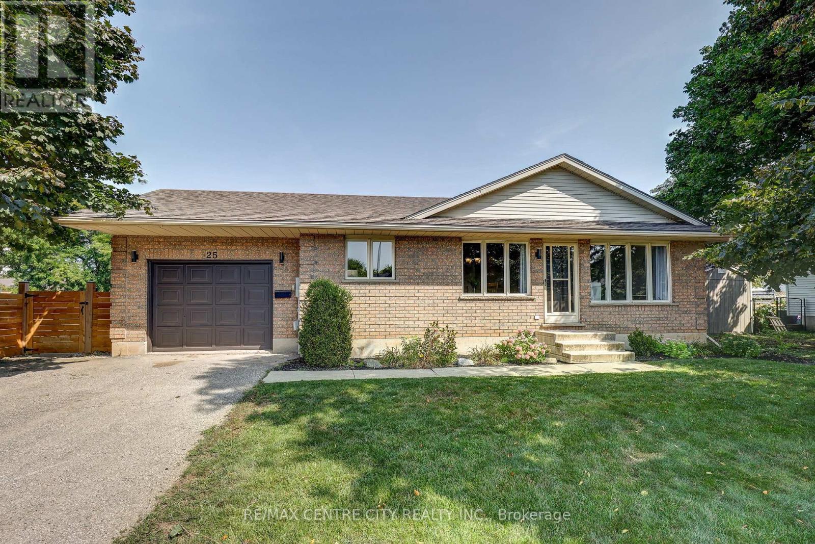 25 Hawthorne Crescent, Aylmer, Ontario  N5H 3C2 - Photo 2 - X12396257