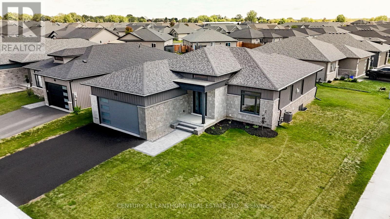 60 Hastings Park Drive, Belleville (Belleville Ward), Ontario  K8P 0H7 - Photo 1 - X12396269