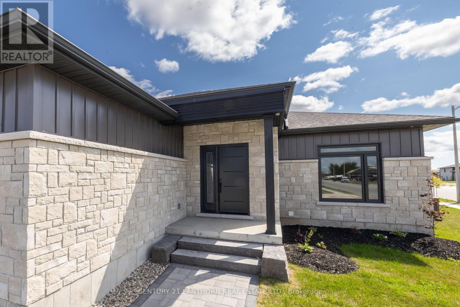 60 Hastings Park Drive, Belleville (Belleville Ward), Ontario  K8P 0H7 - Photo 3 - X12396269