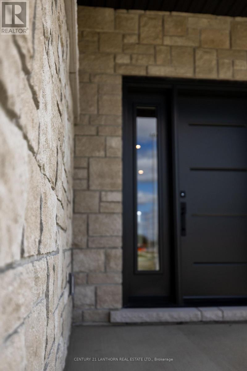 60 Hastings Park Drive, Belleville (Belleville Ward), Ontario  K8P 0H7 - Photo 4 - X12396269