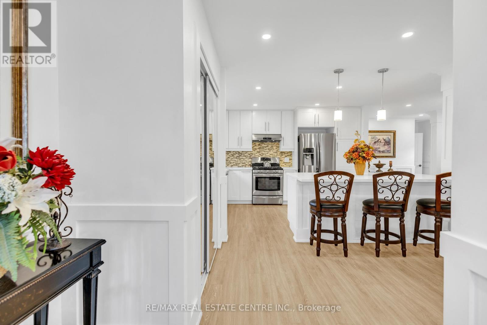 741 Mullin Way, Burlington, Ontario  L7L 4J8 - Photo 6 - W12396134