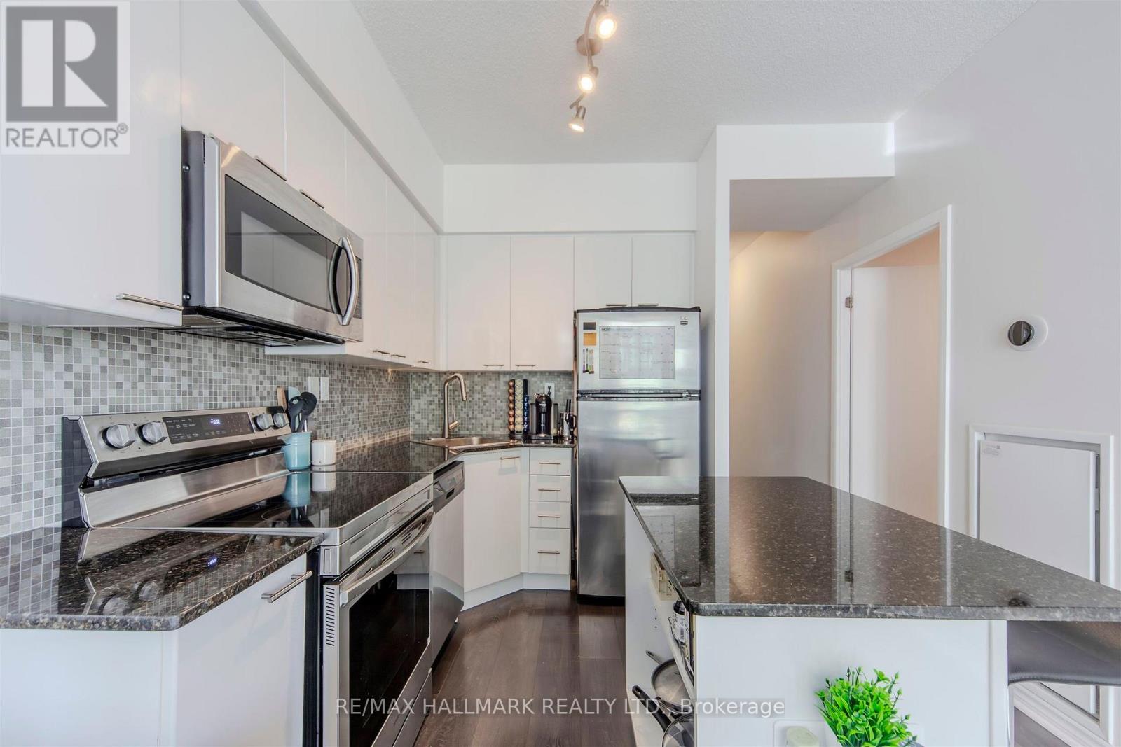 1001 - 15 Bruyeres Mews, Toronto (Niagara), Ontario  M5V 0A7 - Photo 11 - C12396256