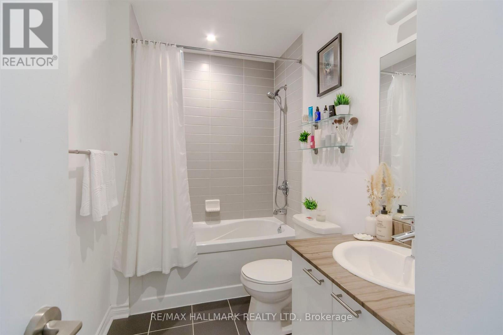 1001 - 15 Bruyeres Mews, Toronto (Niagara), Ontario  M5V 0A7 - Photo 19 - C12396256