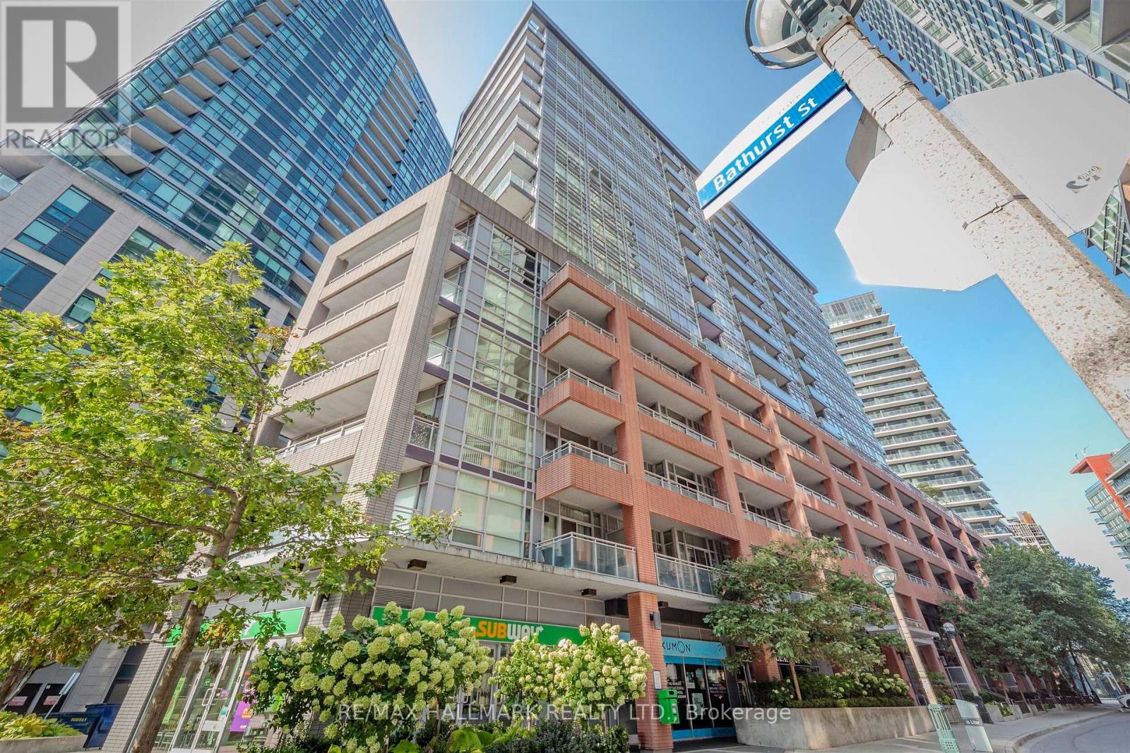 1001 - 15 Bruyeres Mews, Toronto (Niagara), Ontario  M5V 0A7 - Photo 2 - C12396256