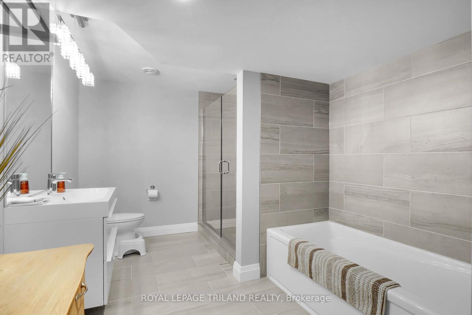 2438 Red Thorne Avenue, London South, Ontario  N6P 0E7 - Photo 31 - X12396359
