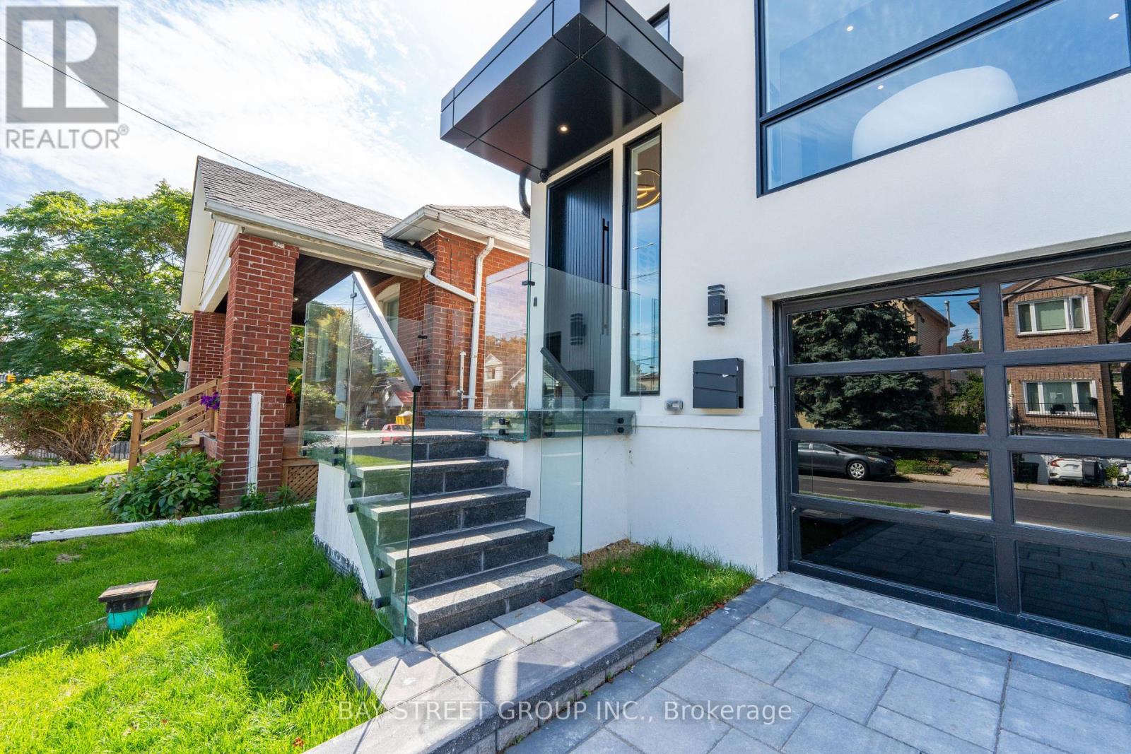 266 Westlake Avenue, Toronto (Woodbine-Lumsden), Ontario  M4C 4T6 - Photo 4 - E12396329
