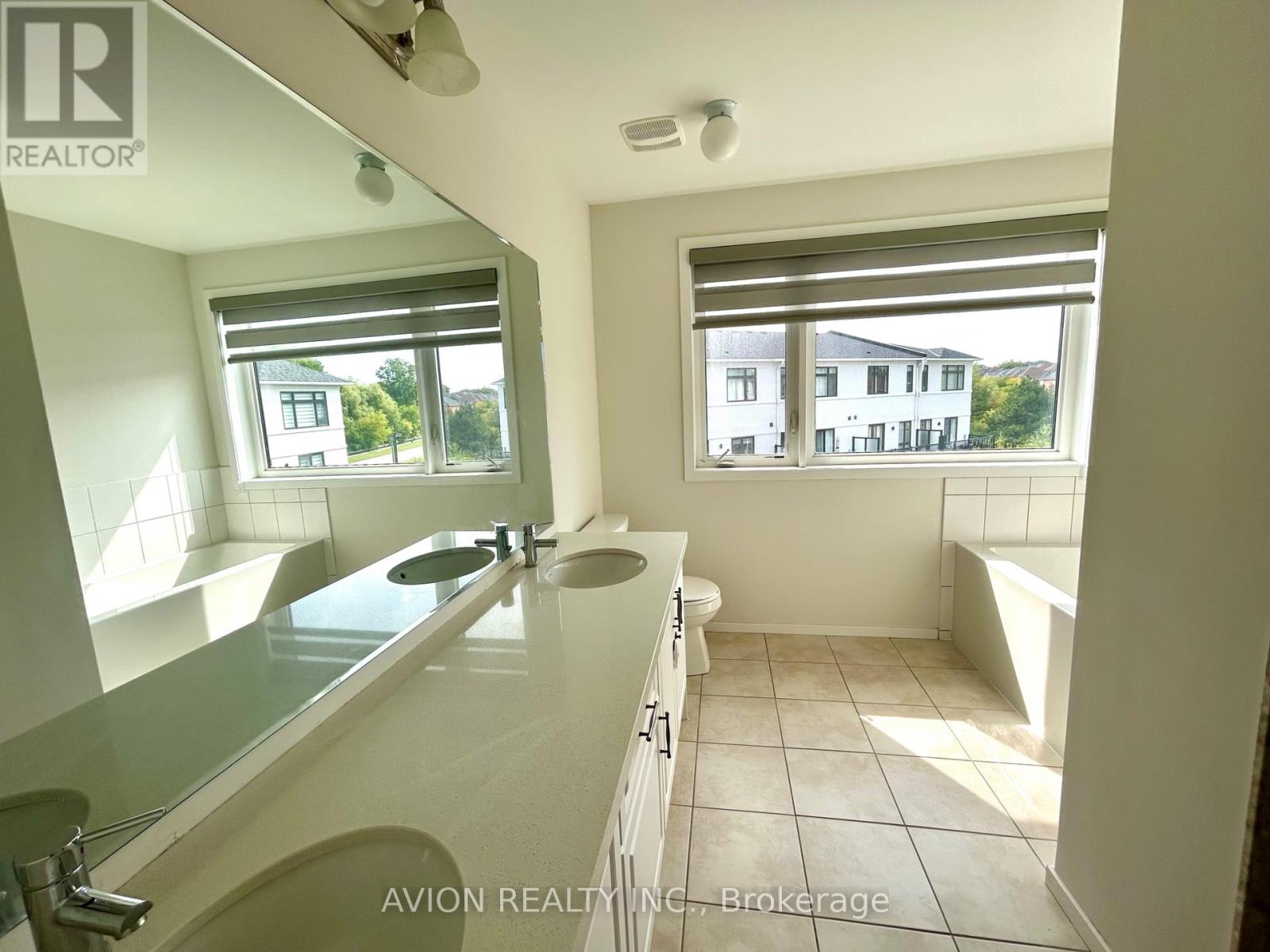 35 Thomas Armstrong Lane, Richmond Hill, Ontario  L4C 5S6 - Photo 13 - N12396319