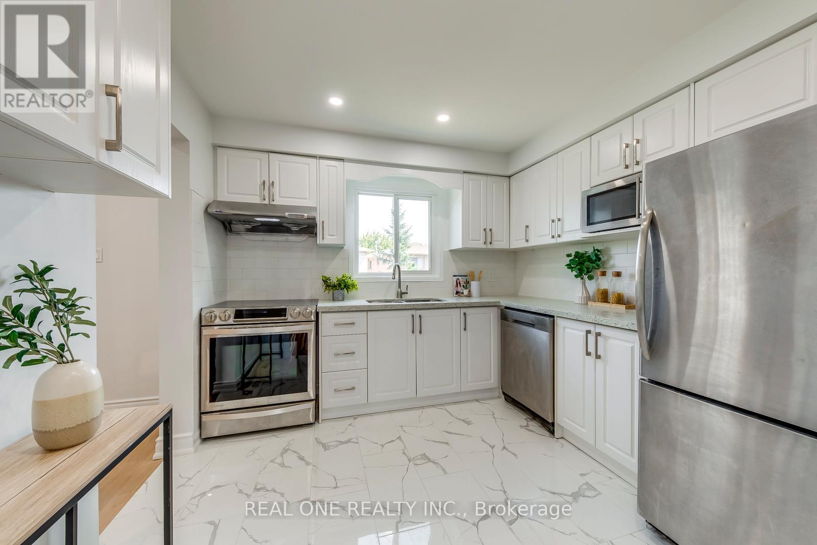 5075 Rising Star Court, Mississauga (Hurontario), Ontario  L5R 2W5 - Photo 21 - W12396346