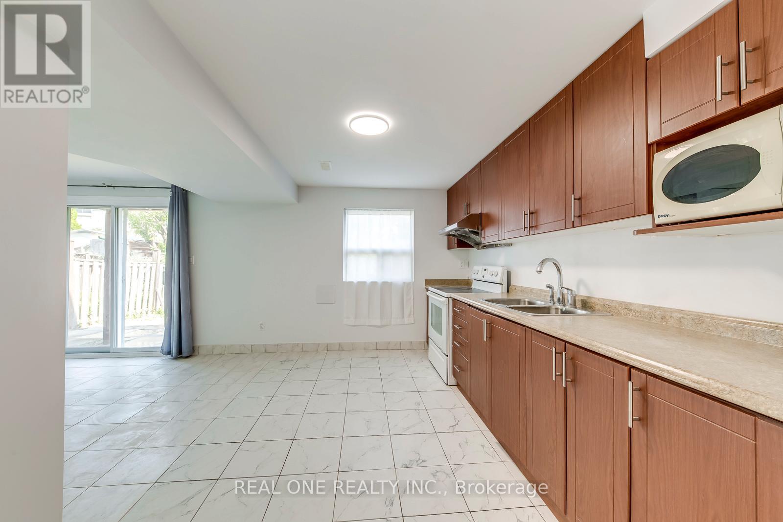 5075 Rising Star Court, Mississauga (Hurontario), Ontario  L5R 2W5 - Photo 39 - W12396346