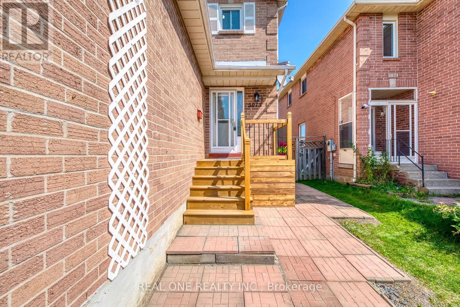5075 Rising Star Court, Mississauga (Hurontario), Ontario  L5R 2W5 - Photo 4 - W12396346