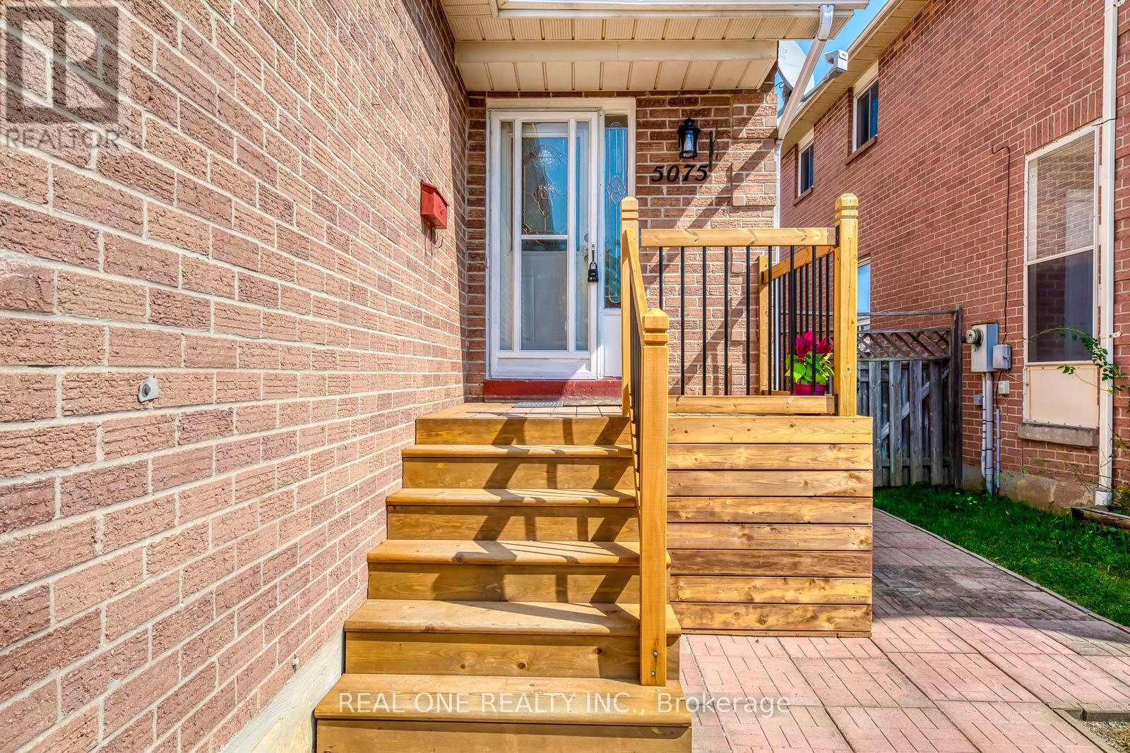 5075 Rising Star Court, Mississauga (Hurontario), Ontario  L5R 2W5 - Photo 5 - W12396346