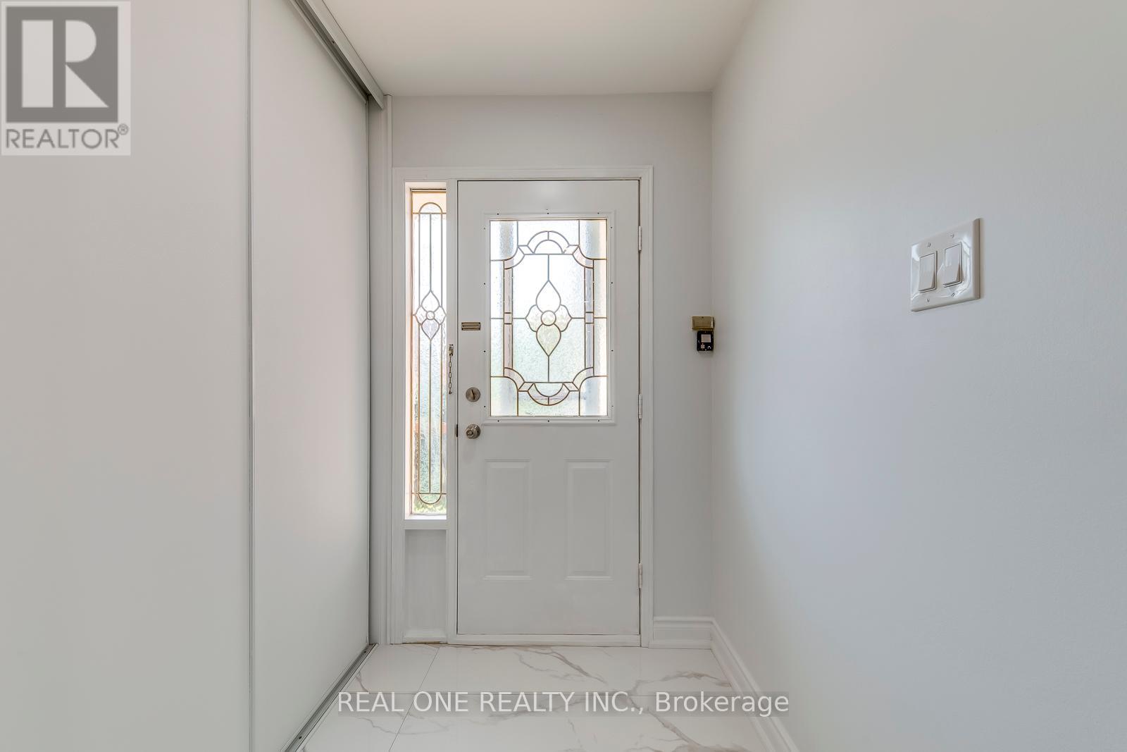 5075 Rising Star Court, Mississauga (Hurontario), Ontario  L5R 2W5 - Photo 6 - W12396346