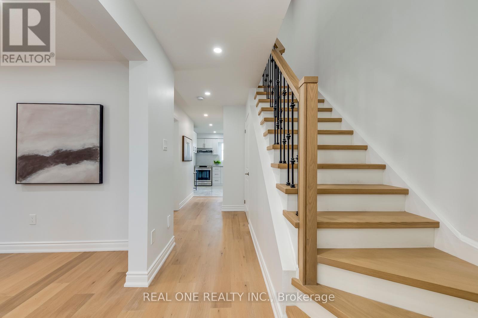 5075 Rising Star Court, Mississauga (Hurontario), Ontario  L5R 2W5 - Photo 7 - W12396346