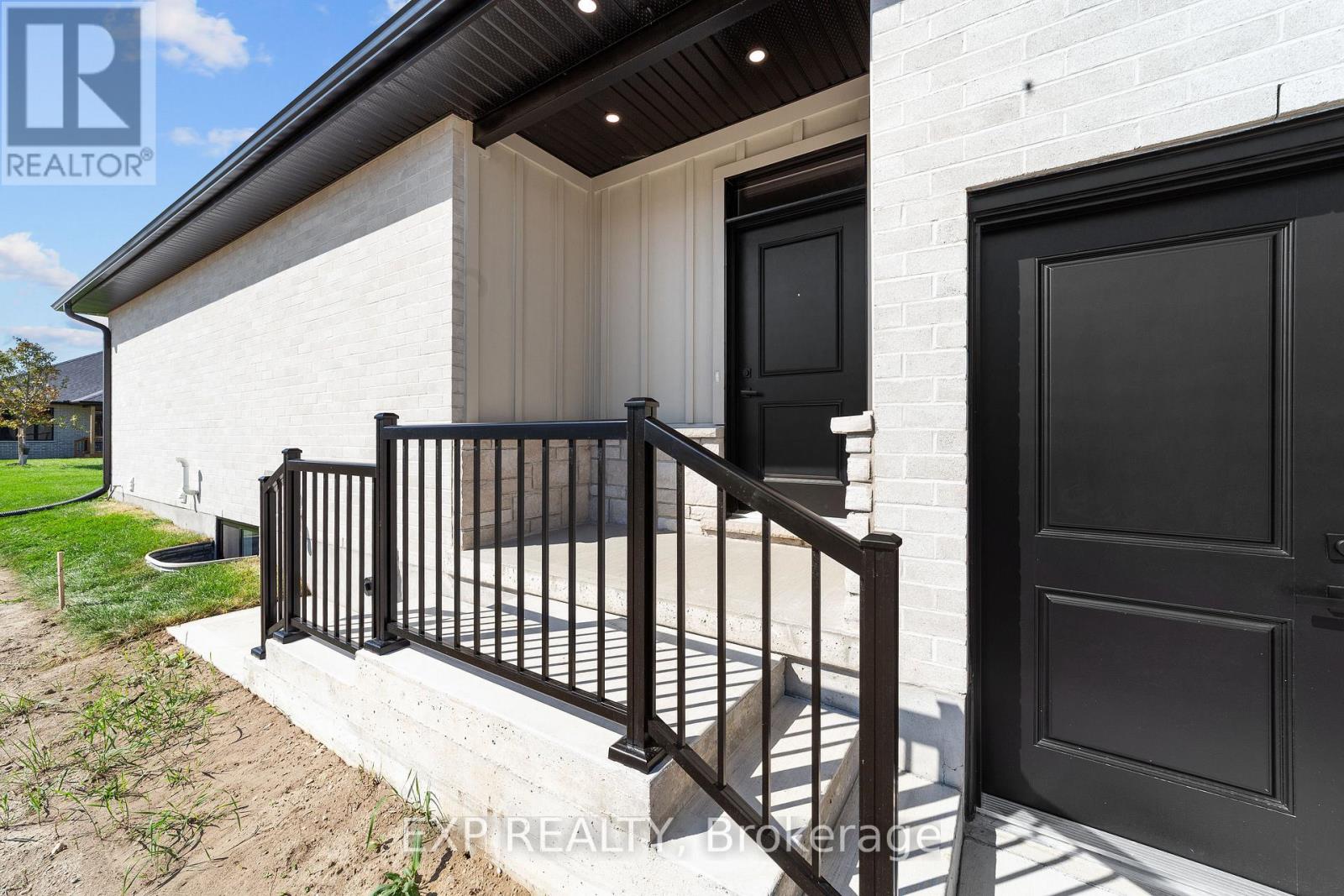 420 Erie Street, Warwick (Watford), Ontario  N0M 2S0 - Photo 6 - X12396408