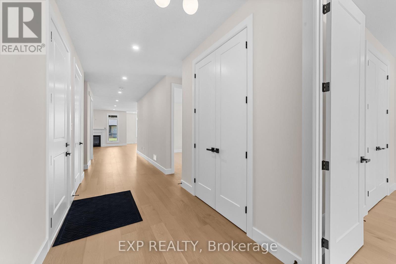 420 Erie Street, Warwick (Watford), Ontario  N0M 2S0 - Photo 9 - X12396408