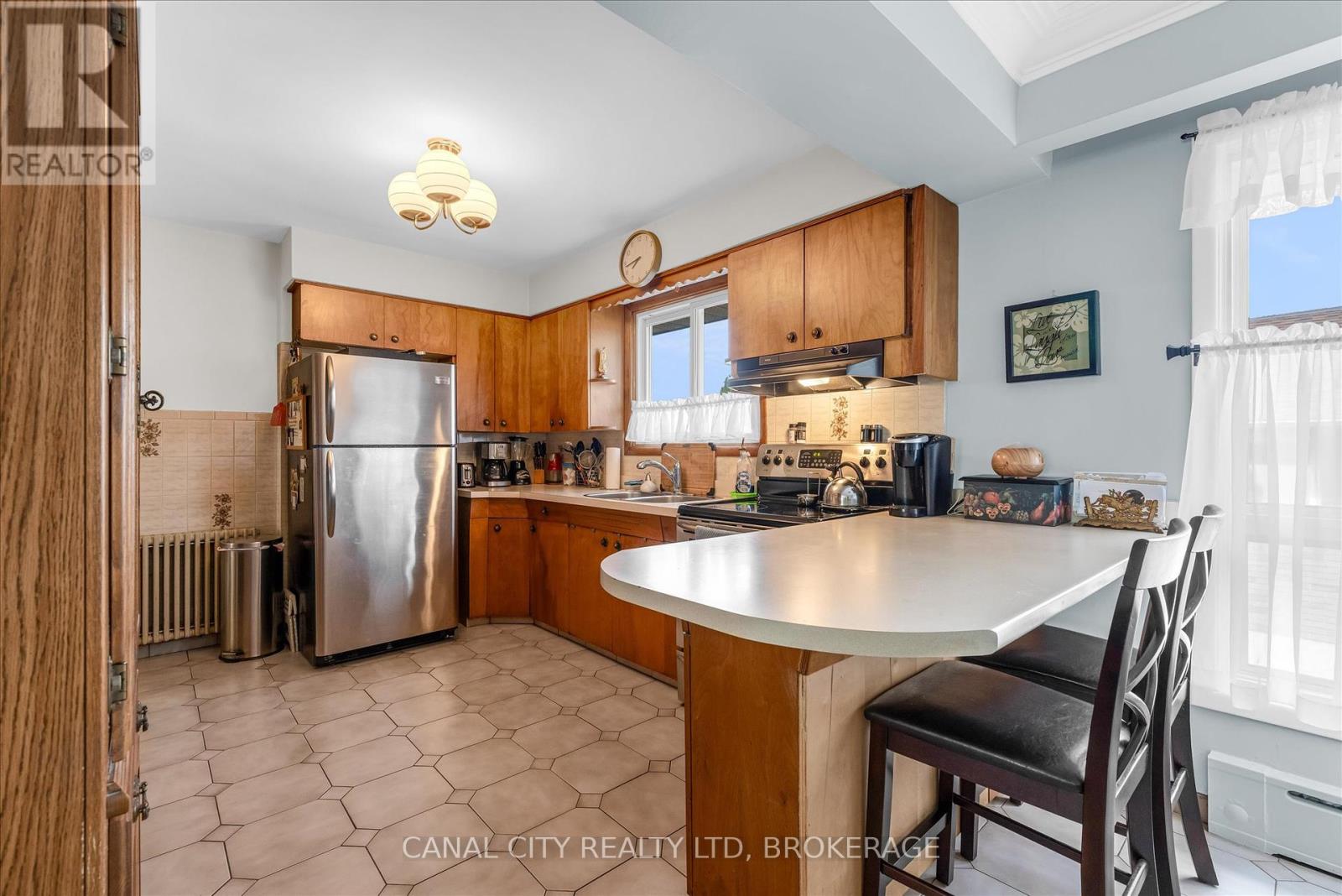 72 Maitland Street, Thorold, Ontario  L2V 3A9 - Photo 12 - X12396425