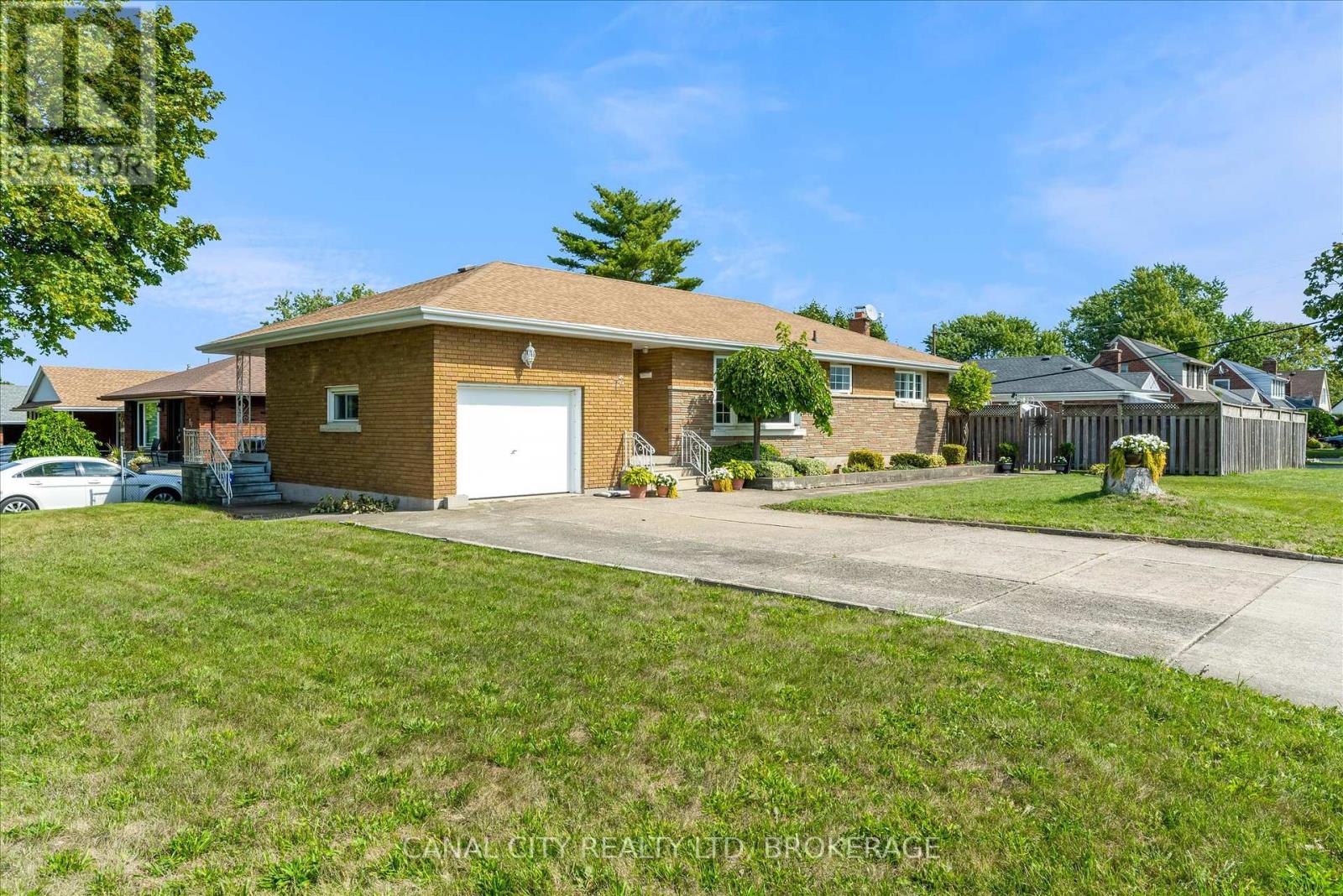 72 Maitland Street, Thorold, Ontario  L2V 3A9 - Photo 2 - X12396425