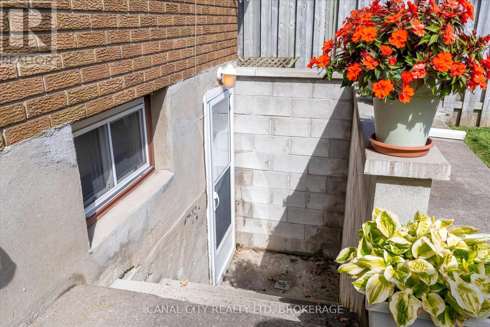 72 Maitland Street, Thorold, Ontario  L2V 3A9 - Photo 31 - X12396425