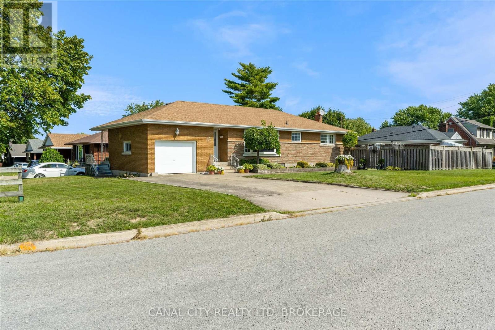 72 Maitland Street, Thorold, Ontario  L2V 3A9 - Photo 4 - X12396425
