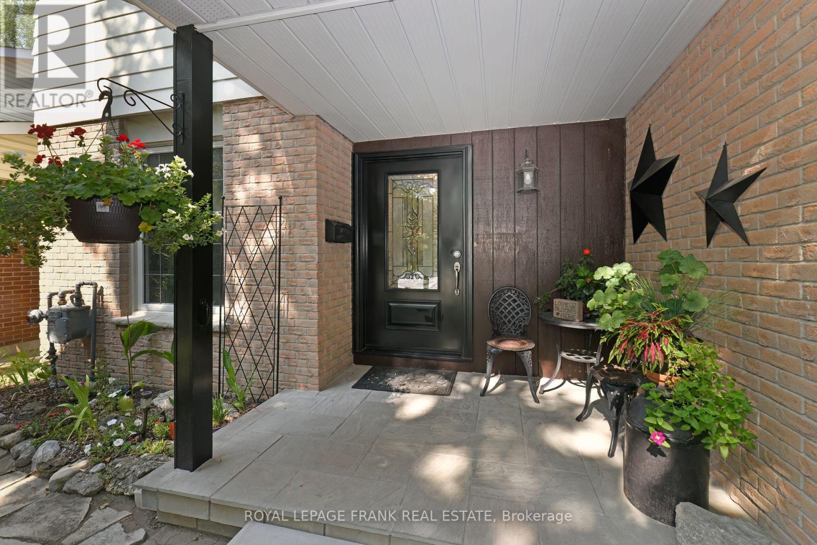 1104 Old Pye Court, Oshawa, Ontario  L1G 7N8 - Photo 2 - E12396665