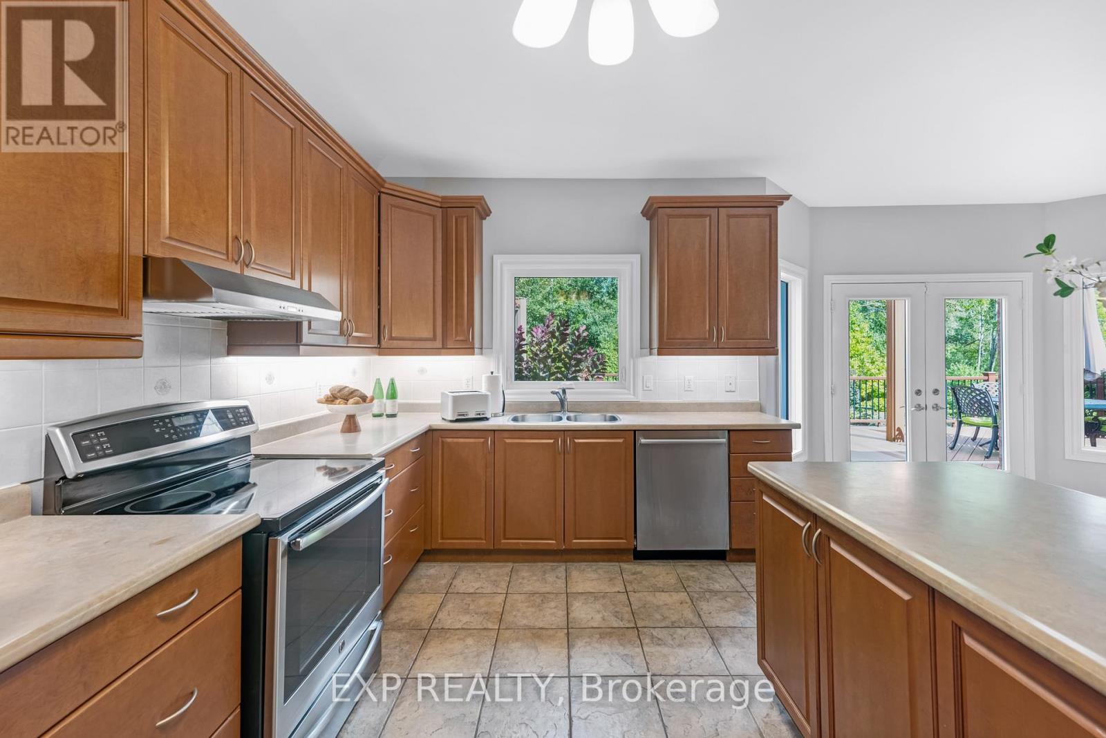 56 Manor Ridge Trail, East Gwillimbury, Ontario  L0G 1M0 - Photo 15 - N12396404