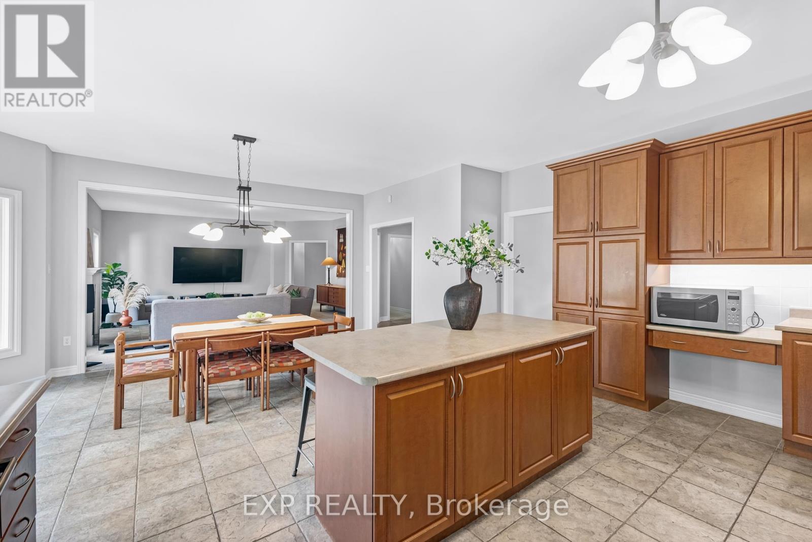 56 Manor Ridge Trail, East Gwillimbury, Ontario  L0G 1M0 - Photo 17 - N12396404