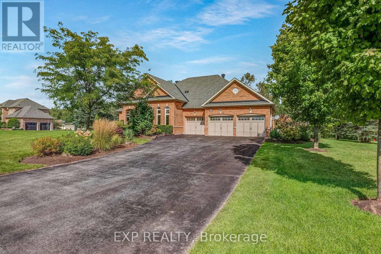 56 Manor Ridge Trail, East Gwillimbury, Ontario  L0G 1M0 - Photo 2 - N12396404